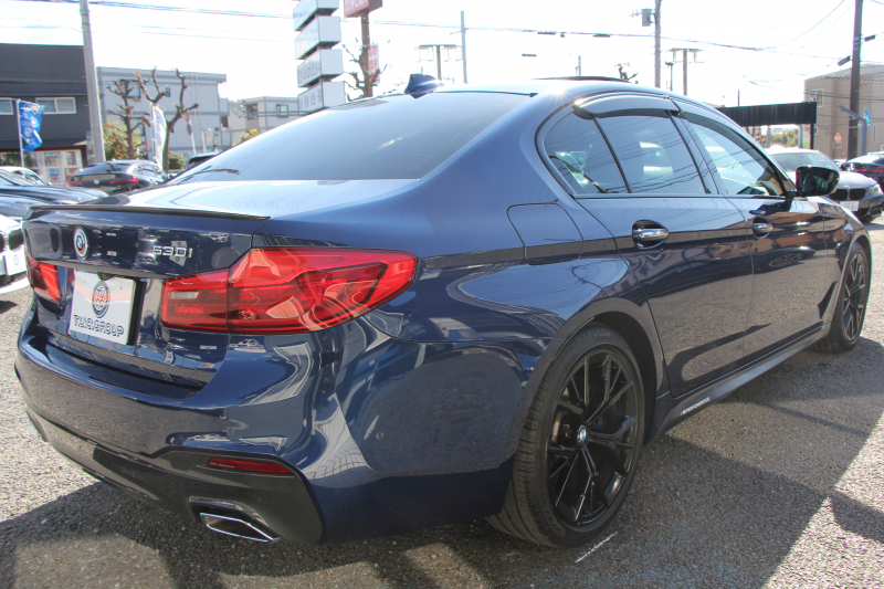 BMW 5シリーズ 530i Mｽﾎﾟｰﾂ 252馬力 1ｵﾅ ｻﾝﾙｰﾌ 全席ﾋｰﾀｰ黒革 ﾌﾞﾗｯｸ19AW Mspﾌﾞﾚｰｷ 追従ACC ｽﾃｱﾘﾝｸﾞｻﾎﾟｰﾄ LEDﾍｯﾄﾞﾗｲﾄ ﾊｲﾋﾞｰﾑｱｼｽﾄ ﾀｯﾁ画面HDDﾅﾋﾞTV 360度ｶﾒﾗ Pｱｼｽﾄﾌﾟﾗｽ 電動ﾄﾗﾝｸ 専用ｴｱﾛ ﾊﾟﾄﾞﾙｼﾌﾄ 2年保証
