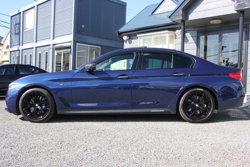 BMW 5シリーズ 530i Mｽﾎﾟｰﾂ 252馬力 1ｵﾅ ｻﾝﾙｰﾌ 全席ﾋｰﾀｰ黒革 ﾌﾞﾗｯｸ19AW Mspﾌﾞﾚｰｷ 追従ACC ｽﾃｱﾘﾝｸﾞｻﾎﾟｰﾄ LEDﾍｯﾄﾞﾗｲﾄ ﾊｲﾋﾞｰﾑｱｼｽﾄ ﾀｯﾁ画面HDDﾅﾋﾞTV 360度ｶﾒﾗ Pｱｼｽﾄﾌﾟﾗｽ 電動ﾄﾗﾝｸ 専用ｴｱﾛ ﾊﾟﾄﾞﾙｼﾌﾄ 2年保証