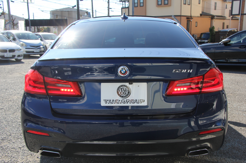 BMW 5シリーズ 530i Mｽﾎﾟｰﾂ 252馬力 1ｵﾅ ｻﾝﾙｰﾌ 全席ﾋｰﾀｰ黒革 ﾌﾞﾗｯｸ19AW Mspﾌﾞﾚｰｷ 追従ACC ｽﾃｱﾘﾝｸﾞｻﾎﾟｰﾄ LEDﾍｯﾄﾞﾗｲﾄ ﾊｲﾋﾞｰﾑｱｼｽﾄ ﾀｯﾁ画面HDDﾅﾋﾞTV 360度ｶﾒﾗ Pｱｼｽﾄﾌﾟﾗｽ 電動ﾄﾗﾝｸ 専用ｴｱﾛ ﾊﾟﾄﾞﾙｼﾌﾄ 2年保証