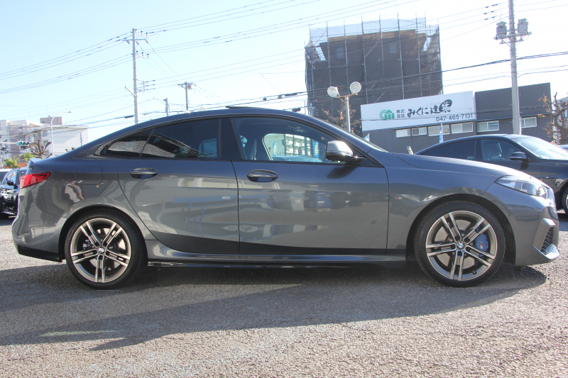 BMW 2シリーズ M235i Xdrive ｸﾞﾗﾝｸｰﾍﾟﾌﾟﾗｽP 306馬力 4WD ﾊﾟﾉﾗﾏｻﾝﾙｰﾌ ﾋｰﾀｰ黒革 Mｽﾎﾟｰﾂｼｰﾄ ｱﾀﾞﾌﾟﾃｨﾌﾞｻｽ Hi-fiｽﾋﾟｰｶｰ 追従ACC 後退ｱｼｽﾄ LEDﾍｯﾄﾞﾗｲﾄ 専用18AW Mspﾌﾞﾚｰｷ Applecarplay ﾀｯﾁ画面HDDﾅﾋﾞPｱｼｽﾄ 2年保証