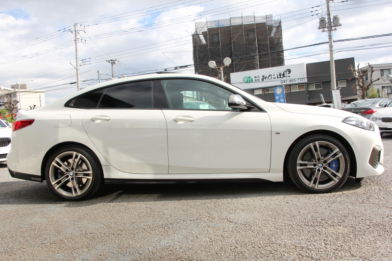 BMW 2シリーズ M235i Xdrive ｸﾞﾗﾝｸｰﾍﾟﾃﾞﾋﾞｭｰP 306馬力 4WD ﾊﾟﾉﾗﾏｻﾝﾙｰﾌ ｼｰﾄﾋｰﾀｰ Mｽﾎﾟｰﾂｼｰﾄ Mｼｰﾄﾍﾞﾙﾄ ｱﾀﾞﾌﾟﾃｨﾌﾞｻｽ 追従ACC LEDﾍｯﾄﾞﾗｲﾄ 専用18AW Mspﾌﾞﾚｰｷ Applecarplay ﾀｯﾁ画面HDDﾅﾋﾞPｱｼｽﾄ ﾜｲﾔﾚｽ充電 2年保証