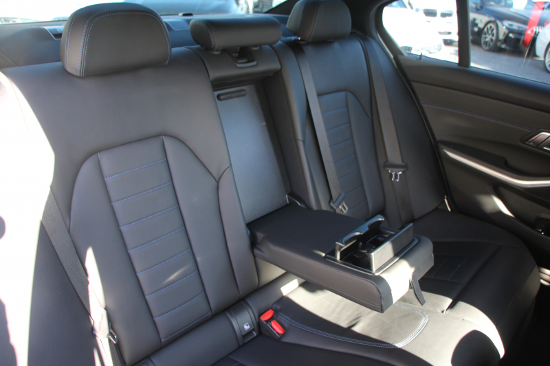 BMW 3シリーズ 320d Xdrive Mｽﾎﾟｰﾂ ｲﾉﾍﾞｰｼｮﾝP ﾃﾞﾋﾞｭｰP ｺﾝﾌｫｰﾄP 4WD ﾋｰﾀｰ黒革  BMWﾚｰｻﾞｰﾗｲﾄ HUD ｼﾞｪｽﾁｬｰC 追従ACC ｽﾃｱﾘﾝｸﾞｻﾎﾟｰﾄ ｱｯﾌﾟﾙｶｰﾌﾟﾚｲ ﾀｯﾁ画面HDDﾅﾋﾞBMWﾗｲﾌﾞｺｯｸﾋﾟｯﾄﾞ電動ﾄﾗﾝｸ Hi-fiｽﾋﾟｰｶｰ 2年保証