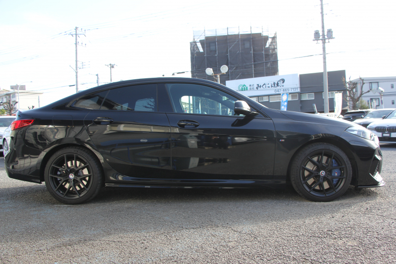 BMW 2シリーズ M235i Xdrive ｸﾞﾗﾝｸｰﾍﾟﾃﾞﾋﾞｭｰP 306馬力 4WD ﾋｰﾀｰ黒革 Mｽﾎﾟｰﾂｼｰﾄ Mｼｰﾄﾍﾞﾙﾄ ｱﾀﾞﾌﾟﾃｨﾌﾞｻｽ 追従ACC 3Ddesignﾌﾛﾝﾄｽﾎﾟｲﾗｰ MPerformance18AW&ｽﾃｱﾘﾝｸﾞｱｯﾌﾟﾙｶｰﾌﾟﾚｲ LEDﾍｯﾄﾞﾗｲﾄ ｵｰﾄﾊｲﾋﾞｰﾑ 2年保証