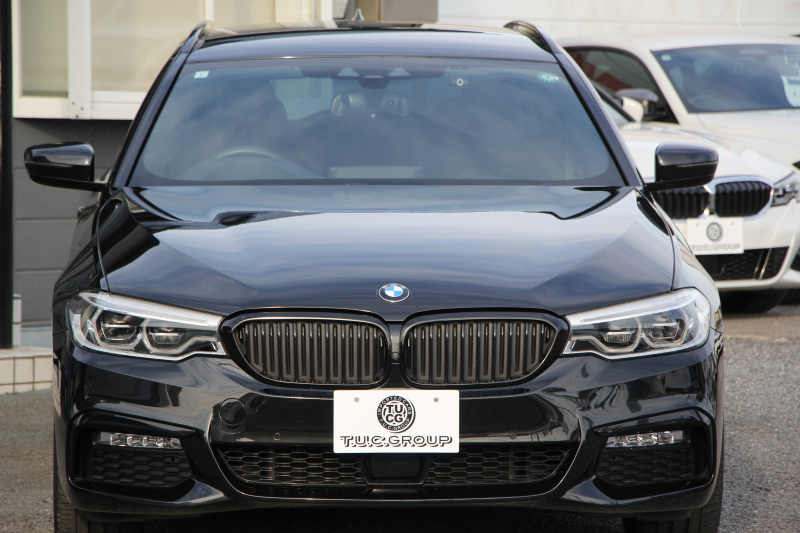 BMW 5シリーズ 523i ﾂｰﾘﾝｸﾞﾌﾞﾗｯｸｱｳﾄ 特別仕様車 HUD ﾊｰﾏﾝｶｰﾄﾞﾝ 追従ACC ｽﾃｱﾘﾝｸﾞｻﾎﾟｰﾄ LEDﾍｯﾄﾞﾗｲﾄ ｵｰﾄﾊｲﾋﾞｰﾑ ﾀｯﾁ画面HDDﾅﾋﾞTV 360度ﾊﾟﾉﾗﾏｶﾒﾗ Pｱｼｽﾄﾌﾟﾗｽ 電動ﾄﾗﾝｸ ﾌﾞﾗｯｸ19AW 液晶ﾒｰﾀｰ ｽﾏｰﾄｷｰ 2年保証