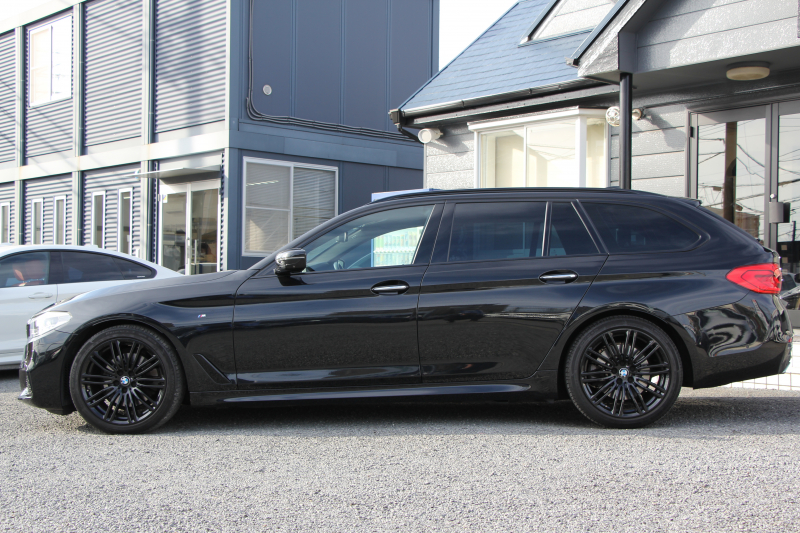BMW 5シリーズ 523i ﾂｰﾘﾝｸﾞﾌﾞﾗｯｸｱｳﾄ 特別仕様車 HUD ﾊｰﾏﾝｶｰﾄﾞﾝ 追従ACC ｽﾃｱﾘﾝｸﾞｻﾎﾟｰﾄ LEDﾍｯﾄﾞﾗｲﾄ ｵｰﾄﾊｲﾋﾞｰﾑ ﾀｯﾁ画面HDDﾅﾋﾞTV 360度ﾊﾟﾉﾗﾏｶﾒﾗ Pｱｼｽﾄﾌﾟﾗｽ 電動ﾄﾗﾝｸ ﾌﾞﾗｯｸ19AW 液晶ﾒｰﾀｰ ｽﾏｰﾄｷｰ 2年保証