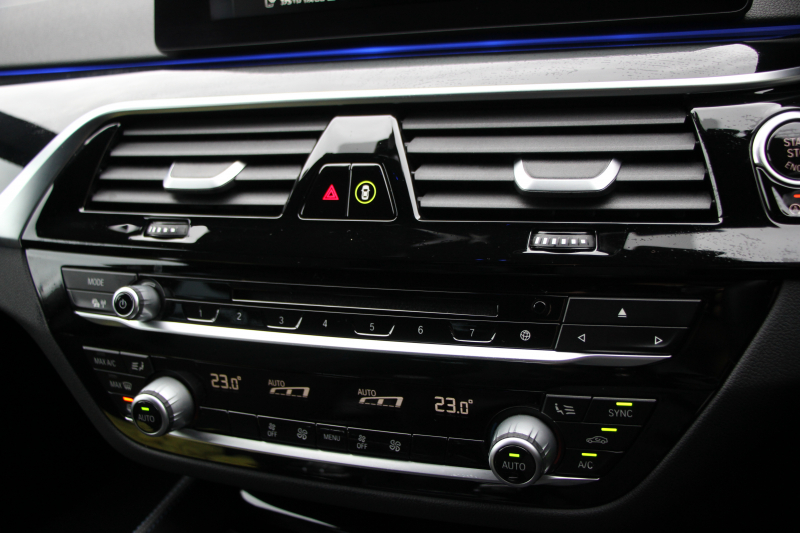 BMW 5シリーズ 523i ﾂｰﾘﾝｸﾞﾌﾞﾗｯｸｱｳﾄ 特別仕様車 HUD ﾊｰﾏﾝｶｰﾄﾞﾝ 追従ACC ｽﾃｱﾘﾝｸﾞｻﾎﾟｰﾄ LEDﾍｯﾄﾞﾗｲﾄ ｵｰﾄﾊｲﾋﾞｰﾑ ﾀｯﾁ画面HDDﾅﾋﾞTV 360度ﾊﾟﾉﾗﾏｶﾒﾗ Pｱｼｽﾄﾌﾟﾗｽ 電動ﾄﾗﾝｸ ﾌﾞﾗｯｸ19AW 液晶ﾒｰﾀｰ ｽﾏｰﾄｷｰ 2年保証