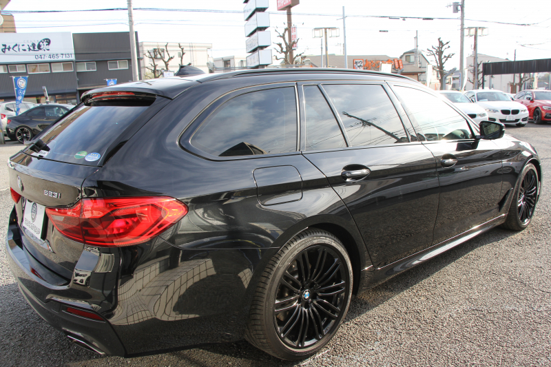 BMW 5シリーズ 523i ﾂｰﾘﾝｸﾞﾌﾞﾗｯｸｱｳﾄ 特別仕様車 HUD ﾊｰﾏﾝｶｰﾄﾞﾝ 追従ACC ｽﾃｱﾘﾝｸﾞｻﾎﾟｰﾄ LEDﾍｯﾄﾞﾗｲﾄ ｵｰﾄﾊｲﾋﾞｰﾑ ﾀｯﾁ画面HDDﾅﾋﾞTV 360度ﾊﾟﾉﾗﾏｶﾒﾗ Pｱｼｽﾄﾌﾟﾗｽ 電動ﾄﾗﾝｸ ﾌﾞﾗｯｸ19AW 液晶ﾒｰﾀｰ ｽﾏｰﾄｷｰ 2年保証