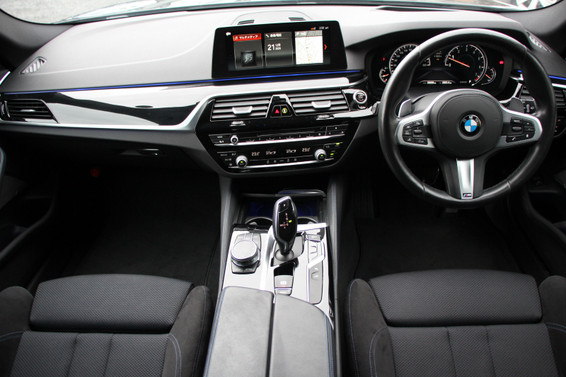 BMW 5シリーズ 523i ﾂｰﾘﾝｸﾞﾌﾞﾗｯｸｱｳﾄ 特別仕様車 HUD ﾊｰﾏﾝｶｰﾄﾞﾝ 追従ACC ｽﾃｱﾘﾝｸﾞｻﾎﾟｰﾄ LEDﾍｯﾄﾞﾗｲﾄ ｵｰﾄﾊｲﾋﾞｰﾑ ﾀｯﾁ画面HDDﾅﾋﾞTV 360度ﾊﾟﾉﾗﾏｶﾒﾗ Pｱｼｽﾄﾌﾟﾗｽ 電動ﾄﾗﾝｸ ﾌﾞﾗｯｸ19AW 液晶ﾒｰﾀｰ ｽﾏｰﾄｷｰ 2年保証