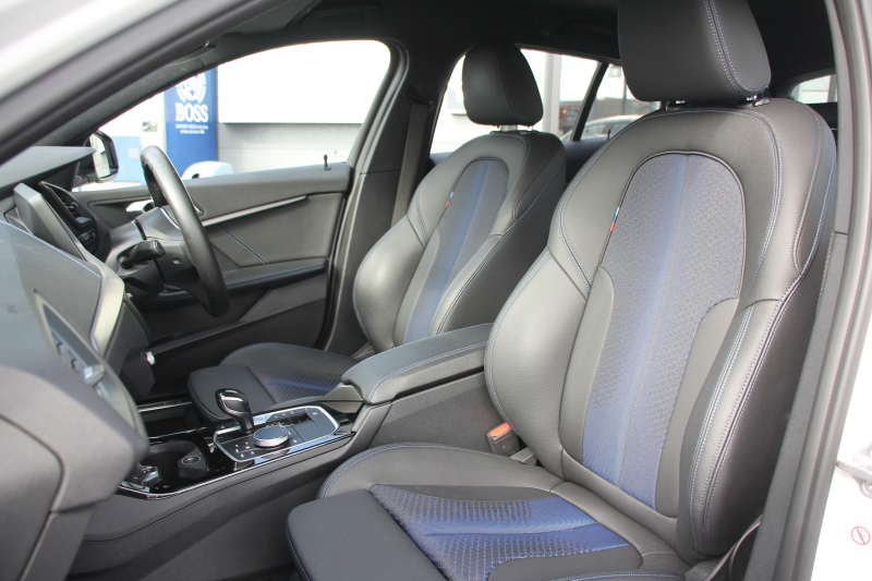 BMW 1シリーズ 118d Mｽﾎﾟｰﾂ ｴﾃﾞｨｼｮﾝｼﾞｮｲﾌﾟﾗｽ ｺﾝﾌｫｰﾄP 1ｵｰﾅ 追従ACC 電動ﾘｱｹﾞｰﾄ idriveﾅﾋﾞｹﾞｰｼｮﾝP BMWﾗｲﾌﾞｺｯｸﾋﾟｯﾄ ｱｯﾌﾟﾙｶｰﾌﾟﾚｲ ﾒﾓﾘｰ付電動ﾊｰﾌﾚｻﾞｰ ｽﾄﾚｰｼﾞﾊﾟｯｹｰｼﾞｲﾙﾐﾎﾞｽﾄﾝﾄﾘﾑ LEDﾍｯﾄﾞﾗｲﾄ Pｱｼｽﾄ 18AW 専用ｴｱﾛ 2年保証