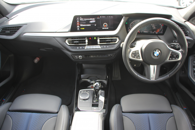 BMW 1シリーズ 118d Mｽﾎﾟｰﾂ ｴﾃﾞｨｼｮﾝｼﾞｮｲﾌﾟﾗｽ ｺﾝﾌｫｰﾄP 1ｵｰﾅ 追従ACC 電動ﾘｱｹﾞｰﾄ idriveﾅﾋﾞｹﾞｰｼｮﾝP BMWﾗｲﾌﾞｺｯｸﾋﾟｯﾄ ｱｯﾌﾟﾙｶｰﾌﾟﾚｲ ﾒﾓﾘｰ付電動ﾊｰﾌﾚｻﾞｰ ｽﾄﾚｰｼﾞﾊﾟｯｹｰｼﾞｲﾙﾐﾎﾞｽﾄﾝﾄﾘﾑ LEDﾍｯﾄﾞﾗｲﾄ Pｱｼｽﾄ 18AW 専用ｴｱﾛ 2年保証