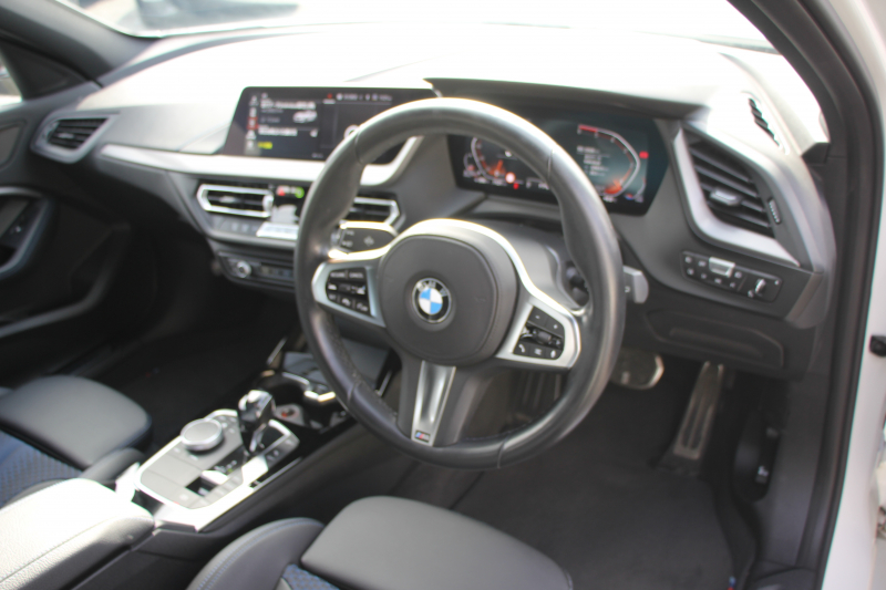 BMW 1シリーズ 118d Mｽﾎﾟｰﾂ ｴﾃﾞｨｼｮﾝｼﾞｮｲﾌﾟﾗｽ ｺﾝﾌｫｰﾄP 1ｵｰﾅ 追従ACC 電動ﾘｱｹﾞｰﾄ idriveﾅﾋﾞｹﾞｰｼｮﾝP BMWﾗｲﾌﾞｺｯｸﾋﾟｯﾄ ｱｯﾌﾟﾙｶｰﾌﾟﾚｲ ﾒﾓﾘｰ付電動ﾊｰﾌﾚｻﾞｰ ｽﾄﾚｰｼﾞﾊﾟｯｹｰｼﾞｲﾙﾐﾎﾞｽﾄﾝﾄﾘﾑ LEDﾍｯﾄﾞﾗｲﾄ Pｱｼｽﾄ 18AW 専用ｴｱﾛ 2年保証