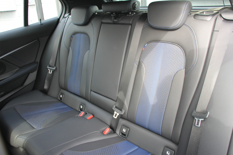 BMW 1シリーズ 118d Mｽﾎﾟｰﾂ ｴﾃﾞｨｼｮﾝｼﾞｮｲﾌﾟﾗｽ ｺﾝﾌｫｰﾄP 1ｵｰﾅ 追従ACC 電動ﾘｱｹﾞｰﾄ idriveﾅﾋﾞｹﾞｰｼｮﾝP BMWﾗｲﾌﾞｺｯｸﾋﾟｯﾄ ｱｯﾌﾟﾙｶｰﾌﾟﾚｲ ﾒﾓﾘｰ付電動ﾊｰﾌﾚｻﾞｰ ｽﾄﾚｰｼﾞﾊﾟｯｹｰｼﾞｲﾙﾐﾎﾞｽﾄﾝﾄﾘﾑ LEDﾍｯﾄﾞﾗｲﾄ Pｱｼｽﾄ 18AW 専用ｴｱﾛ 2年保証