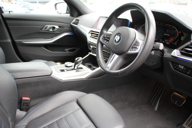 BMW 3シリーズ 320d Xdrive Mｽﾎﾟｰﾂ ｴﾃﾞｨｼｮﾝｻﾝﾗｲｽﾞ50台限定車 ﾋｰﾀｰ黒革 ﾚｰｻﾞｰﾗｲﾄ ｱﾀﾞﾌﾟﾃｨﾌﾞMｻｽ 専用19AW Mﾘｱｽﾎﾟｲﾗｰ Mｼｰﾄﾍﾞﾙﾄ 追従ACC ｽﾃｱﾘﾝｸﾞｻﾎﾟｰﾄ BMWﾗｲﾌﾞｺｯｸﾋﾟｯﾄﾞｱｯﾌﾟﾙｶｰﾌﾟﾚｲ ﾜｲﾔﾚｽ充電 2年保証
