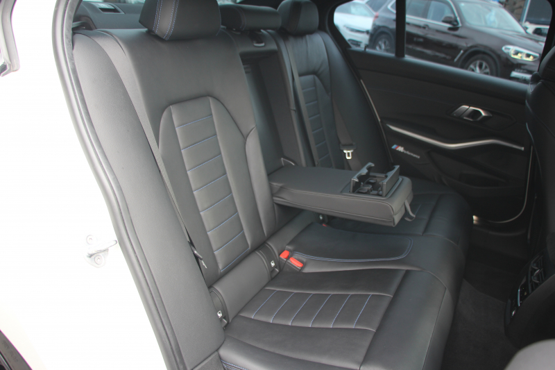 BMW 3シリーズ 330i Mｽﾎﾟｰﾂ ﾃﾞﾋﾞｭｰ&ｺﾝﾌｫｰﾄP 高出力 258馬力 ﾋｰﾀｰ黒革 専用ﾌﾞﾙｰｽﾃｯﾁ HUD 追従ACC ｽﾃｱﾘﾝｸﾞｻﾎﾟｰﾄ Mｽﾎﾟｰﾂﾌﾞﾚｰｷ ﾚｲｽﾞ19AW 3Dﾃﾞｻﾞｲﾝｴｱﾛ LEDﾍｯﾄﾞﾗｲﾄ ｵｰﾄﾊｲﾋﾞｰﾑ 360度ｶﾒﾗ 電動ﾄﾗﾝｸ Hi-fiｽﾋﾟｰｶｰ BMWﾗｲﾌﾞｺｯｸﾋﾟｯﾄ 2年保証