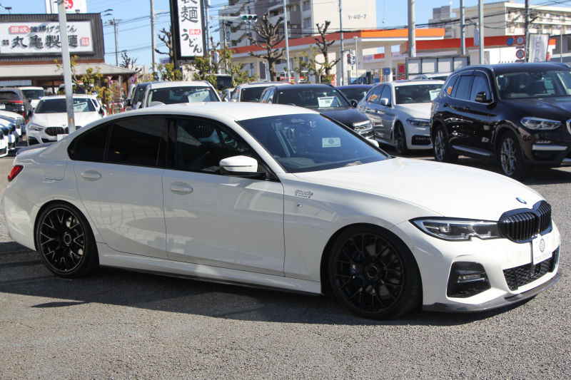 BMW 3シリーズ 330i Mｽﾎﾟｰﾂ ﾃﾞﾋﾞｭｰ&ｺﾝﾌｫｰﾄP 高出力 258馬力 ﾋｰﾀｰ黒革 専用ﾌﾞﾙｰｽﾃｯﾁ HUD 追従ACC ｽﾃｱﾘﾝｸﾞｻﾎﾟｰﾄ Mｽﾎﾟｰﾂﾌﾞﾚｰｷ ﾚｲｽﾞ19AW 3Dﾃﾞｻﾞｲﾝｴｱﾛ LEDﾍｯﾄﾞﾗｲﾄ ｵｰﾄﾊｲﾋﾞｰﾑ 360度ｶﾒﾗ 電動ﾄﾗﾝｸ Hi-fiｽﾋﾟｰｶｰ BMWﾗｲﾌﾞｺｯｸﾋﾟｯﾄ 2年保証