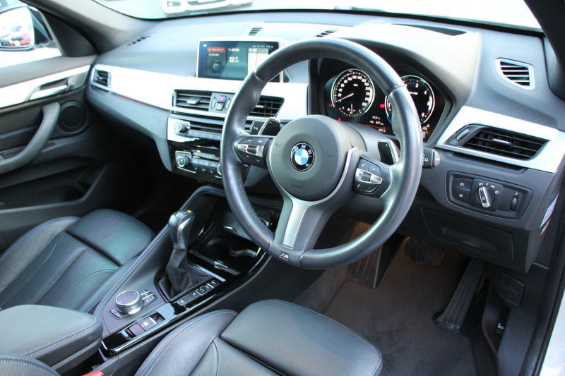 BMW X1 Xdrive18d Mｽﾎﾟｰﾂ ﾊｲﾗｲﾝ ｺﾝﾌｫｰﾄP 4WD 中期 変更後ﾀｯﾁﾊﾟﾈﾙ対応HDDﾅﾋﾞ新ﾃﾞｻﾞｲﾝﾒｰﾀｰ ﾋｰﾀｰ黒革 電動ｼｰﾄ&ﾒﾓﾘｰ 追従ACC HUD ﾌﾙｾｸﾞTV Pｱｼｽﾄ Bｶﾒﾗ 電動ﾄﾗﾝｸ 衝突軽減ﾌﾞﾚｰｷ 車線逸脱警告 歩行者警告 LEDﾍｯﾄﾞﾗｲﾄ 2年保証
