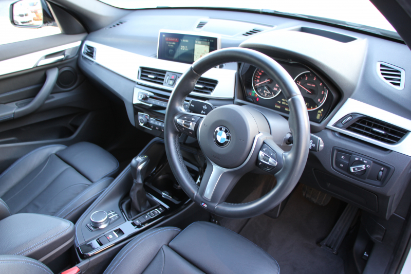 BMW X1 Xdrive18d Mｽﾎﾟｰﾂ ﾊｲﾗｲﾝ ｺﾝﾌｫｰﾄP 4WD 変更後 ﾀｯﾁﾊﾟﾈﾙ対応HDDﾅﾋﾞﾋｰﾀｰ黒革 電動ｼｰﾄ&ﾒﾓﾘｰ 追従ACC HUD Pｱｼｽﾄ Bｶﾒﾗ 電動ﾄﾗﾝｸ 衝突軽減ﾌﾞﾚｰｷ 車線逸脱警告 歩行者警告 LEDﾍｯﾄﾞﾗｲﾄ 2年保証