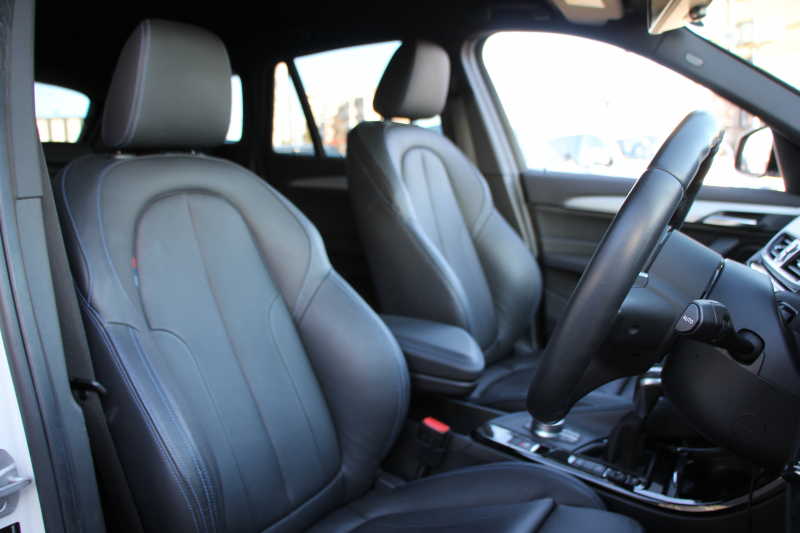 BMW X1 Xdrive18d Mｽﾎﾟｰﾂ ﾊｲﾗｲﾝ ｺﾝﾌｫｰﾄP 4WD 変更後 ﾀｯﾁﾊﾟﾈﾙ対応HDDﾅﾋﾞﾋｰﾀｰ黒革 電動ｼｰﾄ&ﾒﾓﾘｰ 追従ACC HUD Pｱｼｽﾄ Bｶﾒﾗ 電動ﾄﾗﾝｸ 衝突軽減ﾌﾞﾚｰｷ 車線逸脱警告 歩行者警告 LEDﾍｯﾄﾞﾗｲﾄ 2年保証