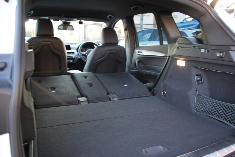 BMW X1 Xdrive18d Mｽﾎﾟｰﾂ ﾊｲﾗｲﾝ ｺﾝﾌｫｰﾄP 4WD 変更後 ﾀｯﾁﾊﾟﾈﾙ対応HDDﾅﾋﾞﾋｰﾀｰ黒革 電動ｼｰﾄ&ﾒﾓﾘｰ 追従ACC HUD Pｱｼｽﾄ Bｶﾒﾗ 電動ﾄﾗﾝｸ 衝突軽減ﾌﾞﾚｰｷ 車線逸脱警告 歩行者警告 LEDﾍｯﾄﾞﾗｲﾄ 2年保証