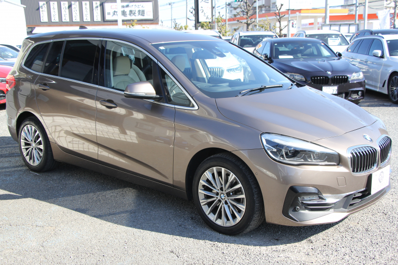 BMW 2シリーズ 218d ｸﾞﾗﾝﾂｱﾗｰ ﾗｸﾞｼﾞｭｱﾘｰ 後期 ﾌｪｲｽﾘﾌﾄ後 3列7人乗り ADｱｸﾃｨﾌﾞｾｰﾌﾃｨ&ｺﾝﾌｫｰﾄP 追従ACC HUD 受注生産OPｵｲｽﾀｰﾚｻﾞｰ 電動ﾄﾗﾝｸ LEDﾍｯﾄﾞﾗｲﾄ ﾒﾓﾘｰ付電動ｼｰﾄ ﾀｯﾁ画面HDDﾅﾋﾞﾊﾟｰｷﾝｸﾞｱｼｽﾄ 2年保証