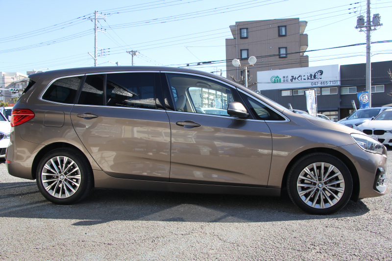 BMW 2シリーズ 218d ｸﾞﾗﾝﾂｱﾗｰ ﾗｸﾞｼﾞｭｱﾘｰ 後期 ﾌｪｲｽﾘﾌﾄ後 3列7人乗り ADｱｸﾃｨﾌﾞｾｰﾌﾃｨ&ｺﾝﾌｫｰﾄP 追従ACC HUD 受注生産OPｵｲｽﾀｰﾚｻﾞｰ 電動ﾄﾗﾝｸ LEDﾍｯﾄﾞﾗｲﾄ ﾒﾓﾘｰ付電動ｼｰﾄ ﾀｯﾁ画面HDDﾅﾋﾞﾊﾟｰｷﾝｸﾞｱｼｽﾄ 2年保証