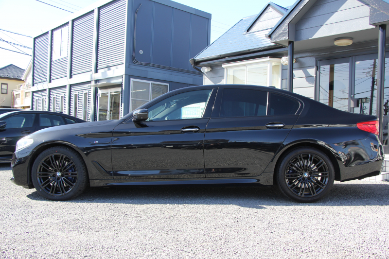 BMW 5シリーズ 530i ｴﾃﾞｨｼｮﾝﾐｯｼｮﾝｲﾝﾎﾟｯｼﾌﾞﾙ 特別仕様車 1ｵｰﾅ 252馬力 ﾅｲﾄﾌﾞﾙｰﾚｻﾞｰ ｱﾀﾞﾌﾟﾃｨﾌﾞｻｽ ﾊｰﾏﾝｶｰﾄﾞﾝ HUD 追従ACC ｽﾃｱﾘﾝｸﾞｻﾎﾟｰﾄ ﾀｯﾁ画面HDDﾅﾋﾞTV LEDﾍｯﾄﾞﾗｲﾄ ｵｰﾄﾊｲﾋﾞｰﾑ 電動ﾄﾗﾝｸ 360度ｶﾒﾗ 全席ﾋｰﾀｰ 専用ﾌﾞﾗｯｸ19AW 2年保証