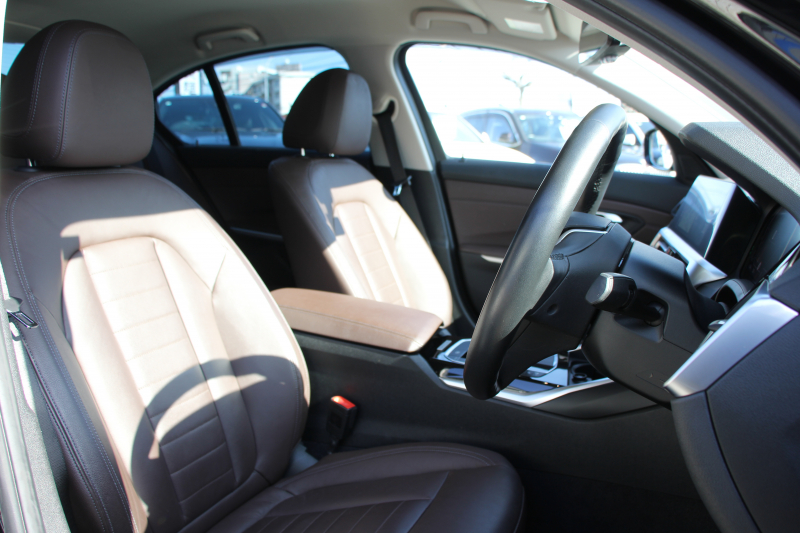 BMW 3シリーズ 320i ﾋﾟｭｱｴﾚｶﾞﾝｽ 首都圏100台限定車 ｳﾞｧｰﾈｽｶﾓｶﾚｻﾞｰ ｼｰﾄﾋｰﾀｰ ﾗﾝﾊﾞｰｻﾎﾟｰﾄ ﾌﾟﾗｽP ｺﾝﾌｫｰﾄP ｽﾃｱﾘﾝｸﾞｻﾎﾟｰﾄ 追従ACC BMWﾗｲﾌﾞｺｯｸﾋﾟｯﾄﾀｯﾁﾊﾟﾈﾙ対応HDDﾅﾋﾞ360度ｶﾒﾗ ﾜｲﾔﾚｽ充電 LEDﾍｯﾄﾞﾗｲﾄ ｵｰﾄﾊｲﾋﾞｰﾑ 電動ﾄﾗﾝｸ 2年保証