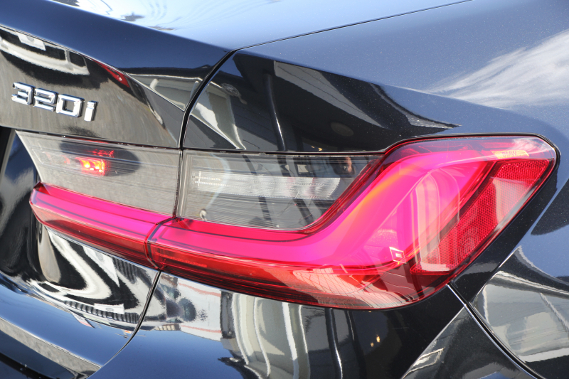 BMW 3シリーズ 320i ﾋﾟｭｱｴﾚｶﾞﾝｽ 首都圏100台限定車 ｳﾞｧｰﾈｽｶﾓｶﾚｻﾞｰ ｼｰﾄﾋｰﾀｰ ﾗﾝﾊﾞｰｻﾎﾟｰﾄ ﾌﾟﾗｽP ｺﾝﾌｫｰﾄP ｽﾃｱﾘﾝｸﾞｻﾎﾟｰﾄ 追従ACC BMWﾗｲﾌﾞｺｯｸﾋﾟｯﾄﾀｯﾁﾊﾟﾈﾙ対応HDDﾅﾋﾞ360度ｶﾒﾗ ﾜｲﾔﾚｽ充電 LEDﾍｯﾄﾞﾗｲﾄ ｵｰﾄﾊｲﾋﾞｰﾑ 電動ﾄﾗﾝｸ 2年保証