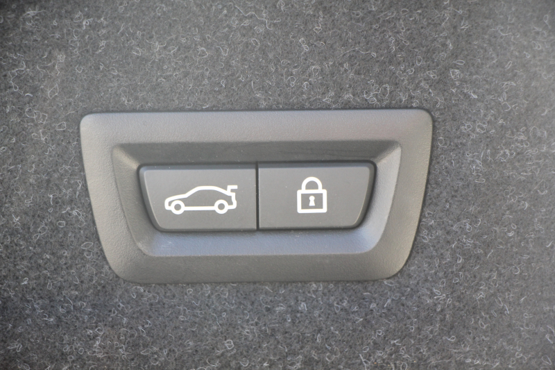 BMW 3シリーズ 320i ﾋﾟｭｱｴﾚｶﾞﾝｽ 首都圏100台限定車 ｳﾞｧｰﾈｽｶﾓｶﾚｻﾞｰ ｼｰﾄﾋｰﾀｰ ﾗﾝﾊﾞｰｻﾎﾟｰﾄ ﾌﾟﾗｽP ｺﾝﾌｫｰﾄP ｽﾃｱﾘﾝｸﾞｻﾎﾟｰﾄ 追従ACC BMWﾗｲﾌﾞｺｯｸﾋﾟｯﾄﾀｯﾁﾊﾟﾈﾙ対応HDDﾅﾋﾞ360度ｶﾒﾗ ﾜｲﾔﾚｽ充電 LEDﾍｯﾄﾞﾗｲﾄ ｵｰﾄﾊｲﾋﾞｰﾑ 電動ﾄﾗﾝｸ 2年保証