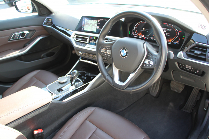 BMW 3シリーズ 320i ﾋﾟｭｱｴﾚｶﾞﾝｽ 首都圏100台限定車 ｳﾞｧｰﾈｽｶﾓｶﾚｻﾞｰ ｼｰﾄﾋｰﾀｰ ﾗﾝﾊﾞｰｻﾎﾟｰﾄ ﾌﾟﾗｽP ｺﾝﾌｫｰﾄP ｽﾃｱﾘﾝｸﾞｻﾎﾟｰﾄ 追従ACC BMWﾗｲﾌﾞｺｯｸﾋﾟｯﾄﾀｯﾁﾊﾟﾈﾙ対応HDDﾅﾋﾞ360度ｶﾒﾗ ﾜｲﾔﾚｽ充電 LEDﾍｯﾄﾞﾗｲﾄ ｵｰﾄﾊｲﾋﾞｰﾑ 電動ﾄﾗﾝｸ 2年保証