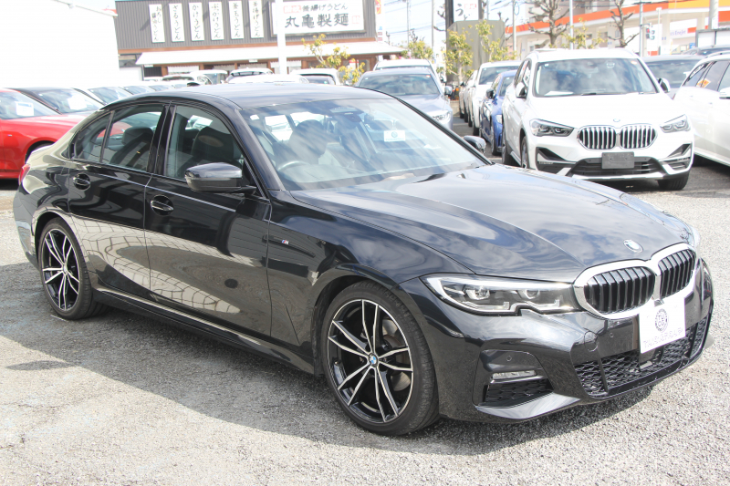BMW 3シリーズ 320i Mｽﾎﾟｰﾂ ﾃﾞﾋﾞｭｰP ｺﾝﾌｫｰﾄP ﾋｰﾀｰ黒革 ﾌﾞﾙｰｽﾃｯﾁ  HUD 19AW 追従ACC ｽﾃｱﾘﾝｸﾞｻﾎﾟｰﾄ LEDﾍｯﾄﾞﾗｲﾄ ｵｰﾄﾊｲﾋﾞｰﾑ 電動ﾄﾗﾝｸ ｱｯﾌﾟﾙｶｰﾌﾟﾚｲ ﾀｯﾁ画面HDDﾅﾋﾞﾜｲﾔﾚｽ充電 Hi-fiｽﾋﾟｰｶｰ Pｱｼｽﾄ 専用ｴｱﾛ 2年保証