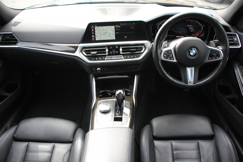 BMW 3シリーズ 320i Mｽﾎﾟｰﾂ ﾃﾞﾋﾞｭｰP ｺﾝﾌｫｰﾄP ﾋｰﾀｰ黒革 ﾌﾞﾙｰｽﾃｯﾁ  HUD 19AW 追従ACC ｽﾃｱﾘﾝｸﾞｻﾎﾟｰﾄ LEDﾍｯﾄﾞﾗｲﾄ ｵｰﾄﾊｲﾋﾞｰﾑ 電動ﾄﾗﾝｸ ｱｯﾌﾟﾙｶｰﾌﾟﾚｲ ﾀｯﾁ画面HDDﾅﾋﾞﾜｲﾔﾚｽ充電 Hi-fiｽﾋﾟｰｶｰ Pｱｼｽﾄ 専用ｴｱﾛ 2年保証