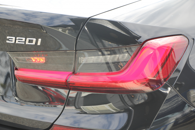 BMW 3シリーズ 320i Mｽﾎﾟｰﾂ ﾃﾞﾋﾞｭｰP ｺﾝﾌｫｰﾄP ﾋｰﾀｰ黒革 ﾌﾞﾙｰｽﾃｯﾁ  HUD 19AW 追従ACC ｽﾃｱﾘﾝｸﾞｻﾎﾟｰﾄ LEDﾍｯﾄﾞﾗｲﾄ ｵｰﾄﾊｲﾋﾞｰﾑ 電動ﾄﾗﾝｸ ｱｯﾌﾟﾙｶｰﾌﾟﾚｲ ﾀｯﾁ画面HDDﾅﾋﾞﾜｲﾔﾚｽ充電 Hi-fiｽﾋﾟｰｶｰ Pｱｼｽﾄ 専用ｴｱﾛ 2年保証