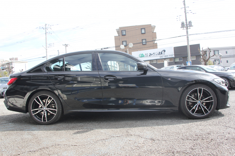 BMW 3シリーズ 320i Mｽﾎﾟｰﾂ ﾃﾞﾋﾞｭｰP ｺﾝﾌｫｰﾄP ﾋｰﾀｰ黒革 ﾌﾞﾙｰｽﾃｯﾁ  HUD 19AW 追従ACC ｽﾃｱﾘﾝｸﾞｻﾎﾟｰﾄ LEDﾍｯﾄﾞﾗｲﾄ ｵｰﾄﾊｲﾋﾞｰﾑ 電動ﾄﾗﾝｸ ｱｯﾌﾟﾙｶｰﾌﾟﾚｲ ﾀｯﾁ画面HDDﾅﾋﾞﾜｲﾔﾚｽ充電 Hi-fiｽﾋﾟｰｶｰ Pｱｼｽﾄ 専用ｴｱﾛ 2年保証
