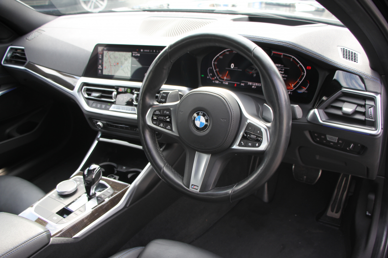 BMW 3シリーズ 320i Mｽﾎﾟｰﾂ ﾃﾞﾋﾞｭｰP ｺﾝﾌｫｰﾄP ﾋｰﾀｰ黒革 ﾌﾞﾙｰｽﾃｯﾁ  HUD 19AW 追従ACC ｽﾃｱﾘﾝｸﾞｻﾎﾟｰﾄ LEDﾍｯﾄﾞﾗｲﾄ ｵｰﾄﾊｲﾋﾞｰﾑ 電動ﾄﾗﾝｸ ｱｯﾌﾟﾙｶｰﾌﾟﾚｲ ﾀｯﾁ画面HDDﾅﾋﾞﾜｲﾔﾚｽ充電 Hi-fiｽﾋﾟｰｶｰ Pｱｼｽﾄ 専用ｴｱﾛ 2年保証