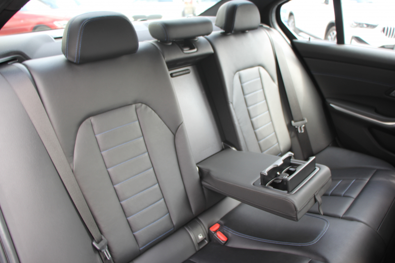 BMW 3シリーズ 320i Mｽﾎﾟｰﾂ ﾃﾞﾋﾞｭｰP ｺﾝﾌｫｰﾄP ﾋｰﾀｰ黒革 ﾌﾞﾙｰｽﾃｯﾁ  HUD 19AW 追従ACC ｽﾃｱﾘﾝｸﾞｻﾎﾟｰﾄ LEDﾍｯﾄﾞﾗｲﾄ ｵｰﾄﾊｲﾋﾞｰﾑ 電動ﾄﾗﾝｸ ｱｯﾌﾟﾙｶｰﾌﾟﾚｲ ﾀｯﾁ画面HDDﾅﾋﾞﾜｲﾔﾚｽ充電 Hi-fiｽﾋﾟｰｶｰ Pｱｼｽﾄ 専用ｴｱﾛ 2年保証