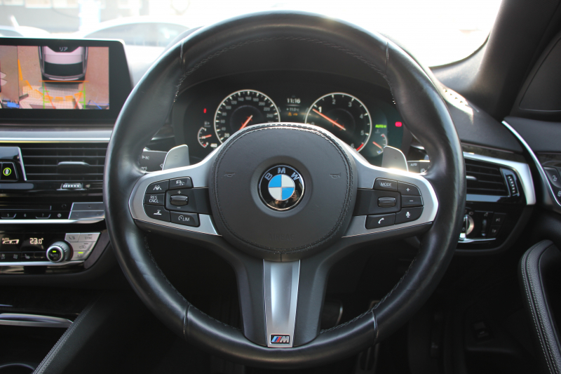 BMW 5シリーズ 523d ﾂｰﾘﾝｸﾞMｽﾎﾟｰﾂ ﾊｲﾗｲﾝ 変更後ﾓﾃﾞﾙ 新液晶ﾒｰﾀｰ 全席ﾋｰﾀｰ黒革 HUD LEDﾍｯﾄﾞﾗｲﾄ 追従ACC ｽﾃｱﾘﾝｸﾞｻﾎﾟｰﾄ ｵｰﾄﾊｲﾋﾞｰﾑ ﾀｯﾁ画面HDDﾅﾋﾞTV 360度ｶﾒﾗ 電動ﾘｱｹﾞｰﾄ 専用ｴｱﾛ 19AW 2年保証