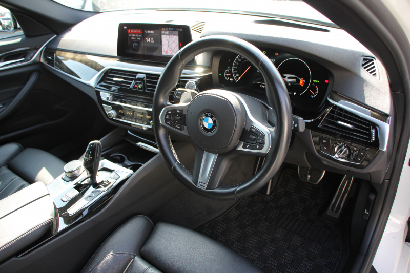 BMW 5シリーズ 523d ﾂｰﾘﾝｸﾞMｽﾎﾟｰﾂ ﾊｲﾗｲﾝ 変更後ﾓﾃﾞﾙ 新液晶ﾒｰﾀｰ 全席ﾋｰﾀｰ黒革 HUD LEDﾍｯﾄﾞﾗｲﾄ 追従ACC ｽﾃｱﾘﾝｸﾞｻﾎﾟｰﾄ ｵｰﾄﾊｲﾋﾞｰﾑ ﾀｯﾁ画面HDDﾅﾋﾞTV 360度ｶﾒﾗ 電動ﾘｱｹﾞｰﾄ 専用ｴｱﾛ 19AW 2年保証