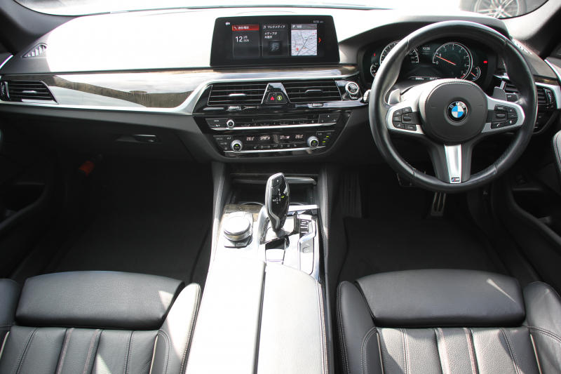 BMW 5シリーズ 523i Mｽﾎﾟｰﾂ ﾊｲﾗｲﾝ ｻﾝﾙｰﾌ 全席ﾋｰﾀｰ黒革 HUD ｼﾞｪｽﾁｬｰｺﾝﾄﾛｰﾙ ﾜｲﾔﾚｽ充電 追従ACC ｽﾃｱﾘﾝｸﾞｻﾎﾟｰﾄ ﾀｯﾁ画面HDDﾅﾋﾞTV LEDﾍｯﾄﾞﾗｲﾄ ｵｰﾄﾊｲﾋﾞｰﾑ 360度ｶﾒﾗ 19AW 電動ﾄﾗﾝｸ 専用ｴｱﾛ ﾊﾟﾄﾞﾙｼﾌﾄ 2年保証