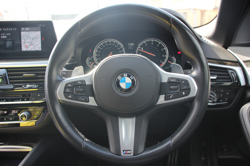 BMW 5シリーズ 523i Mｽﾎﾟｰﾂ ﾊｲﾗｲﾝ ｻﾝﾙｰﾌ 全席ﾋｰﾀｰ黒革 HUD ｼﾞｪｽﾁｬｰｺﾝﾄﾛｰﾙ ﾜｲﾔﾚｽ充電 追従ACC ｽﾃｱﾘﾝｸﾞｻﾎﾟｰﾄ ﾀｯﾁ画面HDDﾅﾋﾞTV LEDﾍｯﾄﾞﾗｲﾄ ｵｰﾄﾊｲﾋﾞｰﾑ 360度ｶﾒﾗ 19AW 電動ﾄﾗﾝｸ 専用ｴｱﾛ ﾊﾟﾄﾞﾙｼﾌﾄ 2年保証