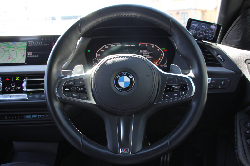 BMW 2シリーズ M235i Xdrive ｸﾞﾗﾝｸｰﾍﾟﾃﾞﾋﾞｭｰ&ｾﾚｸﾄP 306馬力 4WD ｼｰﾄﾋｰﾀｰ Mｽﾎﾟｰﾂｼｰﾄ Mｼｰﾄﾍﾞﾙﾄ ｱﾀﾞﾌﾟﾃｨﾌﾞｻｽ 追従ACC LEDﾍｯﾄﾞﾗｲﾄ 専用18AW Mspﾌﾞﾚｰｷ Applecarplay ﾀｯﾁ画面HDDﾅﾋﾞPｱｼｽﾄ ﾜｲﾔﾚｽ充電 2年保証