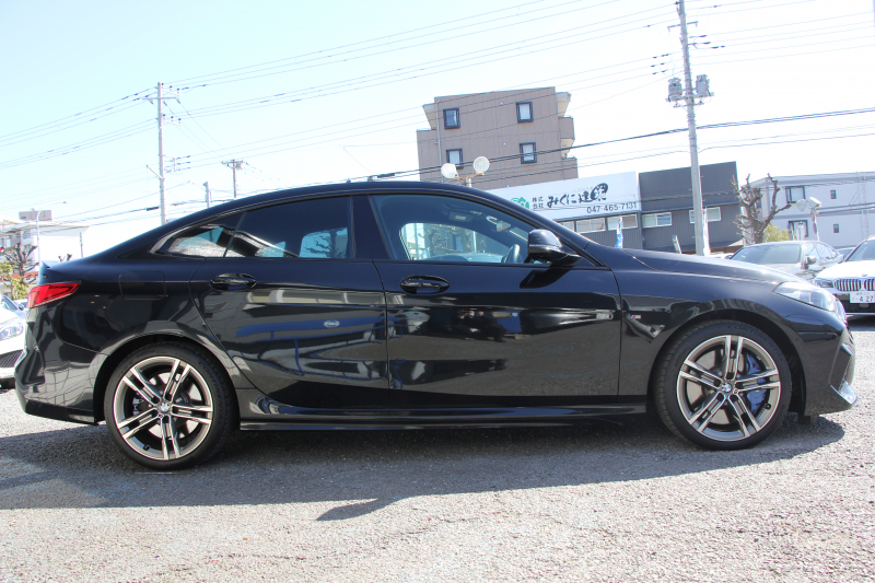 BMW 2シリーズ M235i Xdrive ｸﾞﾗﾝｸｰﾍﾟﾃﾞﾋﾞｭｰ&ｾﾚｸﾄP 306馬力 4WD ｼｰﾄﾋｰﾀｰ Mｽﾎﾟｰﾂｼｰﾄ Mｼｰﾄﾍﾞﾙﾄ ｱﾀﾞﾌﾟﾃｨﾌﾞｻｽ 追従ACC LEDﾍｯﾄﾞﾗｲﾄ 専用18AW Mspﾌﾞﾚｰｷ Applecarplay ﾀｯﾁ画面HDDﾅﾋﾞPｱｼｽﾄ ﾜｲﾔﾚｽ充電 2年保証