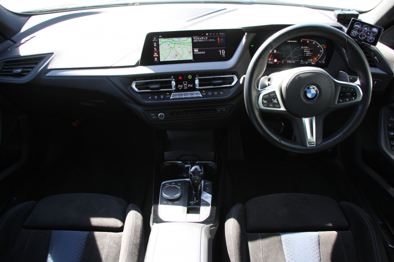 BMW 2シリーズ M235i Xdrive ｸﾞﾗﾝｸｰﾍﾟﾃﾞﾋﾞｭｰ&ｾﾚｸﾄP 306馬力 4WD ｼｰﾄﾋｰﾀｰ Mｽﾎﾟｰﾂｼｰﾄ Mｼｰﾄﾍﾞﾙﾄ ｱﾀﾞﾌﾟﾃｨﾌﾞｻｽ 追従ACC LEDﾍｯﾄﾞﾗｲﾄ 専用18AW Mspﾌﾞﾚｰｷ Applecarplay ﾀｯﾁ画面HDDﾅﾋﾞPｱｼｽﾄ ﾜｲﾔﾚｽ充電 2年保証