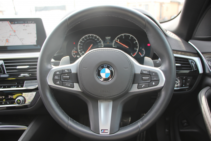 BMW 5シリーズ 523d Mｽﾎﾟｰﾂ ﾊｲﾗｲﾝ 変更後ﾓﾃﾞﾙ 新液晶ﾒｰﾀｰ 全席ﾋｰﾀｰ黒革 HUD LEDﾍｯﾄﾞﾗｲﾄ 追従ACC ｽﾃｱﾘﾝｸﾞｻﾎﾟｰﾄ ｵｰﾄﾊｲﾋﾞｰﾑ ﾀｯﾁ画面HDDﾅﾋﾞﾌﾙｾｸﾞTV 360度ｶﾒﾗ 電動ﾄﾗﾝｸ 専用ｴｱﾛ 19AW ﾊﾟﾄﾞﾙｼﾌﾄ ｱﾝﾋﾞｴﾝﾄﾗｲﾄ 2年保証