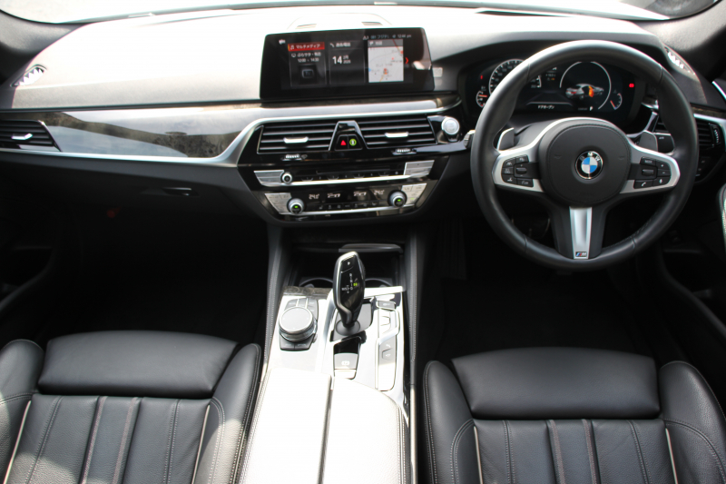 BMW 5シリーズ 523d Mｽﾎﾟｰﾂ ﾊｲﾗｲﾝ 変更後ﾓﾃﾞﾙ 新液晶ﾒｰﾀｰ 全席ﾋｰﾀｰ黒革 HUD LEDﾍｯﾄﾞﾗｲﾄ 追従ACC ｽﾃｱﾘﾝｸﾞｻﾎﾟｰﾄ ｵｰﾄﾊｲﾋﾞｰﾑ ﾀｯﾁ画面HDDﾅﾋﾞﾌﾙｾｸﾞTV 360度ｶﾒﾗ 電動ﾄﾗﾝｸ 専用ｴｱﾛ 19AW ﾊﾟﾄﾞﾙｼﾌﾄ ｱﾝﾋﾞｴﾝﾄﾗｲﾄ 2年保証