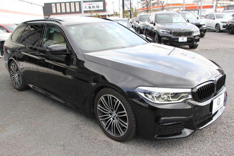 BMW 5シリーズ 530i ﾂｰﾘﾝｸﾞMｽﾎﾟｰﾂ ｾﾚｸﾄP 型式変更後｢ABA-JT20｣ 252馬力 ﾊﾟﾉﾗﾏｻﾝﾙｰﾌ ﾊｰﾏﾝｶｰﾄﾞﾝ 4ｿﾞｰﾝｴｱｺﾝ ｷｬﾝﾍﾞﾗﾍﾞｰｼﾞｭﾚｻﾞｰ 全席ﾋｰﾀｰHUD 追従ACC ｽﾃｱﾘﾝｸﾞｻﾎﾟｰﾄ 変更後全面液晶ﾒｰﾀｰ ﾀｯﾁ画面HDDﾅﾋﾞTV 360度ｶﾒﾗ 2年保証
