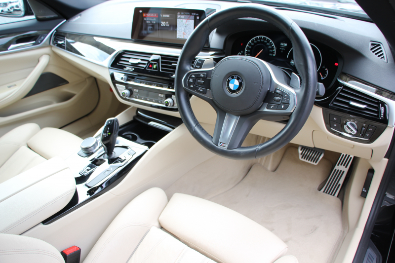 BMW 5シリーズ 530i ﾂｰﾘﾝｸﾞMｽﾎﾟｰﾂ ｾﾚｸﾄP 型式変更後｢ABA-JT20｣ 252馬力 ﾊﾟﾉﾗﾏｻﾝﾙｰﾌ ﾊｰﾏﾝｶｰﾄﾞﾝ 4ｿﾞｰﾝｴｱｺﾝ ｷｬﾝﾍﾞﾗﾍﾞｰｼﾞｭﾚｻﾞｰ 全席ﾋｰﾀｰHUD 追従ACC ｽﾃｱﾘﾝｸﾞｻﾎﾟｰﾄ 変更後全面液晶ﾒｰﾀｰ ﾀｯﾁ画面HDDﾅﾋﾞTV 360度ｶﾒﾗ 2年保証