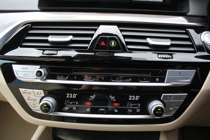 BMW 5シリーズ 530i ﾂｰﾘﾝｸﾞMｽﾎﾟｰﾂ ｾﾚｸﾄP 型式変更後｢ABA-JT20｣ 252馬力 ﾊﾟﾉﾗﾏｻﾝﾙｰﾌ ﾊｰﾏﾝｶｰﾄﾞﾝ 4ｿﾞｰﾝｴｱｺﾝ ｷｬﾝﾍﾞﾗﾍﾞｰｼﾞｭﾚｻﾞｰ 全席ﾋｰﾀｰHUD 追従ACC ｽﾃｱﾘﾝｸﾞｻﾎﾟｰﾄ 変更後全面液晶ﾒｰﾀｰ ﾀｯﾁ画面HDDﾅﾋﾞTV 360度ｶﾒﾗ 2年保証