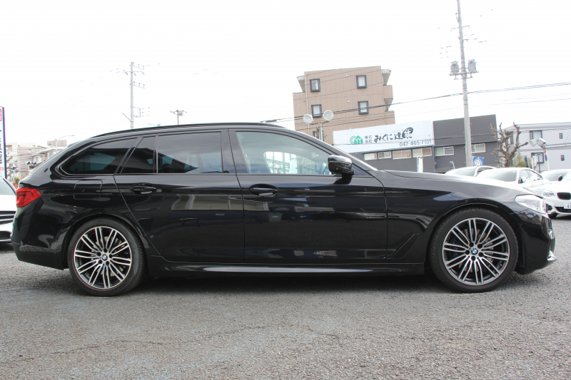 BMW 5シリーズ 530i ﾂｰﾘﾝｸﾞMｽﾎﾟｰﾂ ｾﾚｸﾄP 型式変更後｢ABA-JT20｣ 252馬力 ﾊﾟﾉﾗﾏｻﾝﾙｰﾌ ﾊｰﾏﾝｶｰﾄﾞﾝ 4ｿﾞｰﾝｴｱｺﾝ ｷｬﾝﾍﾞﾗﾍﾞｰｼﾞｭﾚｻﾞｰ 全席ﾋｰﾀｰHUD 追従ACC ｽﾃｱﾘﾝｸﾞｻﾎﾟｰﾄ 変更後全面液晶ﾒｰﾀｰ ﾀｯﾁ画面HDDﾅﾋﾞTV 360度ｶﾒﾗ 2年保証