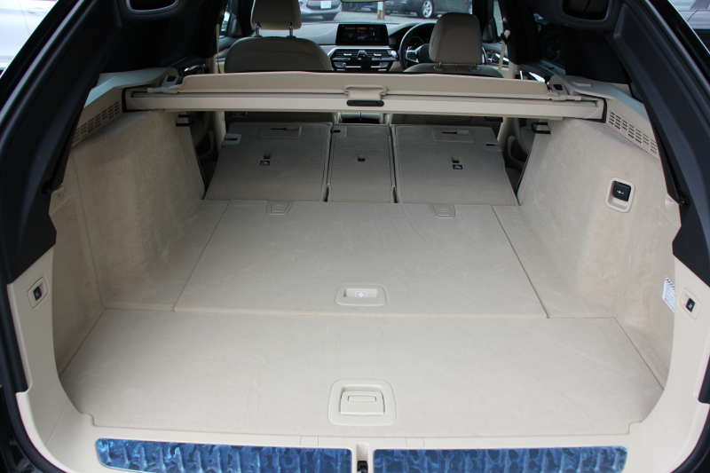 BMW 5シリーズ 530i ﾂｰﾘﾝｸﾞMｽﾎﾟｰﾂ ｾﾚｸﾄP 型式変更後｢ABA-JT20｣ 252馬力 ﾊﾟﾉﾗﾏｻﾝﾙｰﾌ ﾊｰﾏﾝｶｰﾄﾞﾝ 4ｿﾞｰﾝｴｱｺﾝ ｷｬﾝﾍﾞﾗﾍﾞｰｼﾞｭﾚｻﾞｰ 全席ﾋｰﾀｰHUD 追従ACC ｽﾃｱﾘﾝｸﾞｻﾎﾟｰﾄ 変更後全面液晶ﾒｰﾀｰ ﾀｯﾁ画面HDDﾅﾋﾞTV 360度ｶﾒﾗ 2年保証